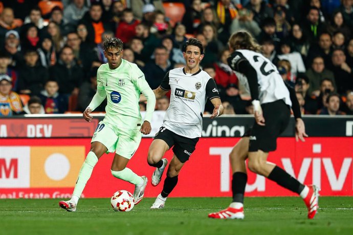Archivo - Lamine Yamal of FC Barcelona and Jesus Vazquez of Valencia in action during the Copa del Rey Quarter Final match between Valencia CF and FC Barcelona at Mestalla stadium on February 6, 2025, in Valencia, Spain.