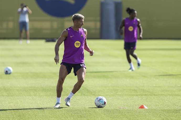Robert Lewandowski durante o dia de treinamento de pré-temporada do FC Barcelona na Ciudad Esportiva Joan Gamper em 17 de julho de 2025 em Sant Joan Despi, Barcelona, Espanha.