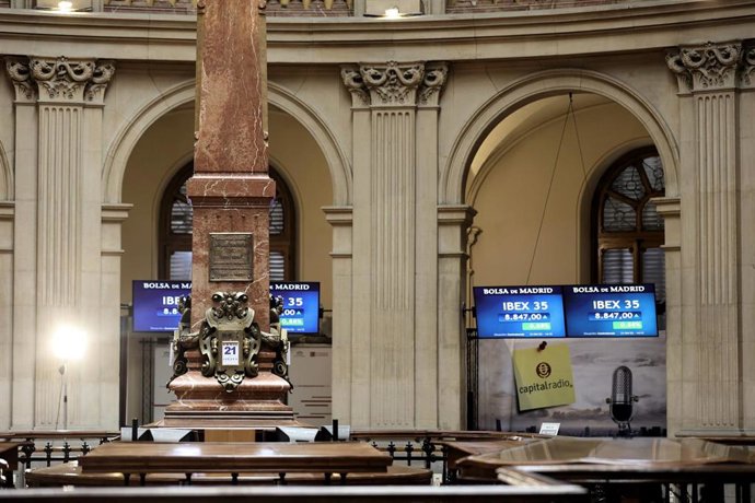 Archivo - Varios paneles del Ibex 35 en el Palacio de la Bolsa, a 21 de abril de 2022, en Madrid (España).