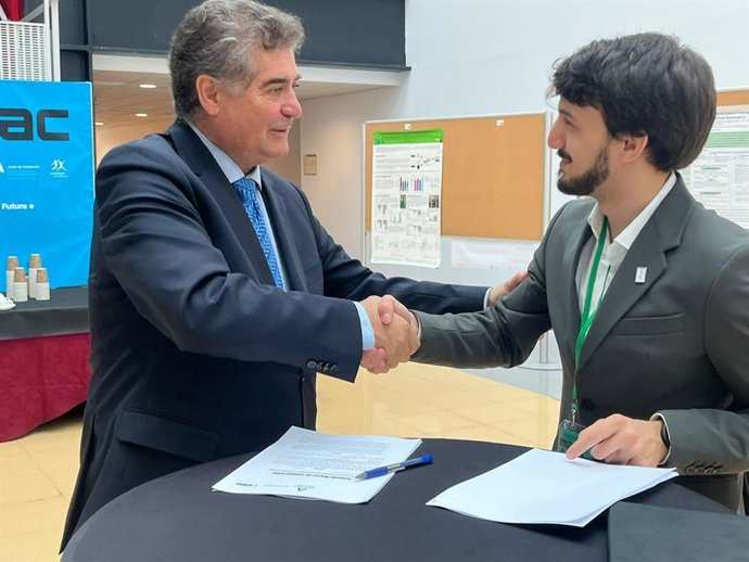 El  vicepresidente de la Fundación Descubre, Antonio Miguel Posadas Chinchilla, y el presidente de la Asociación de Biotecnólogos de Andalucía, AAdrián Macías de la Rosa.