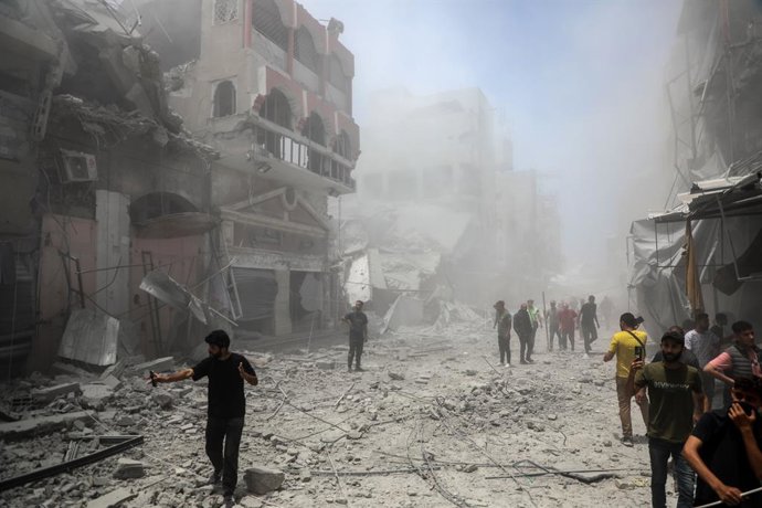 Archivo - GAZA, June 1, 2025 -- Palestinos são vistos entre os escombros de casas destruídas após um ataque aéreo israelense na Cidade de Gaza, em 31 de maio de 2025.   O gabinete do primeiro-ministro israelense, Benjamin Netanyahu, disse no sábado que Is