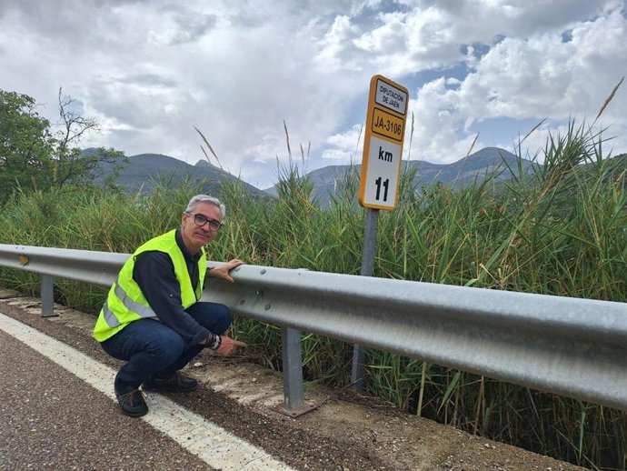 Luis Mariano Camacho junto a un guardarraíl de una carretera provincial