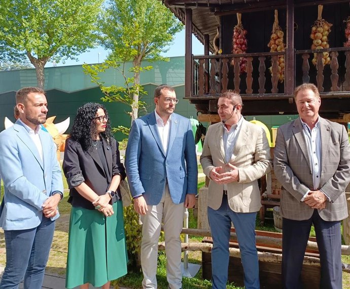 El presidente del Principado de Asturias, Adrián Barbón, durante su visita institucional a la 68 Feria Internacional de Muestras de Asturias (Fidma), en el recinto ferial gijonés 'Luis Adaro'.