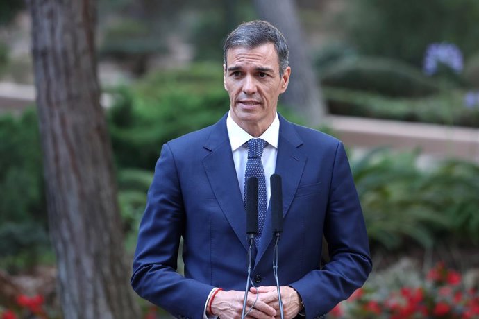 O Presidente do Governo, Pedro Sánchez, dá uma coletiva de imprensa após uma reunião com o Rei Felipe VI, no Palácio Marivent, em 29 de julho de 2025, em Palma de Mallorca, Ilhas Baleares (Espanha).