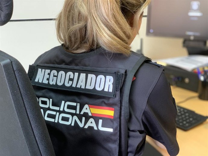 Archivo - Una de las agentes de la Policía Nacional que ejerce de negociadora en situaciones críticas
