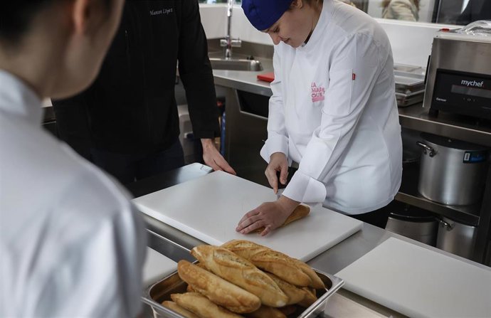 Archivo - Una alumna cocina en el nuevo centro de formación en hostelería y turismo para personas con síndrome de Down y discapacidad intelectual en La Mare Que Va, en Valencia, a 8 de noviembre de 2023, en València, Comunidad Valenciana (España). Asindow