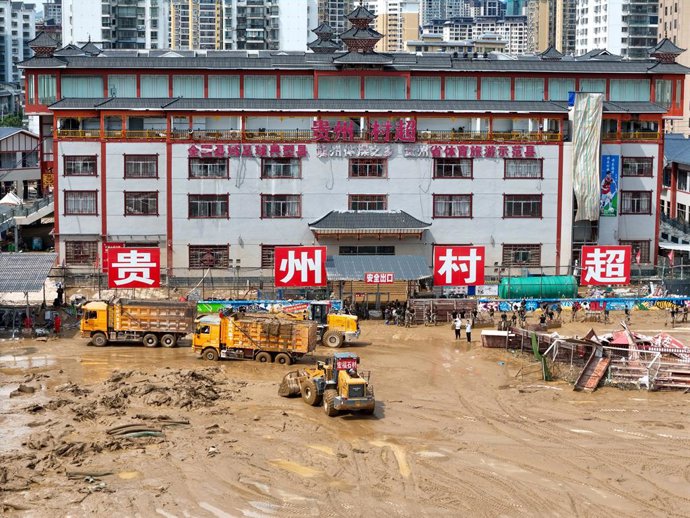 Archivo - QIANDONGNAN, 25 de junho de 2025 -- Uma foto aérea de drone mostra pessoas limpando o lodo em um campo de futebol do estádio Cun Chao no condado de Rongjiang, província de Guizhou, no sudoeste da China, em 25 de junho de 2025. As chuvas fortes e