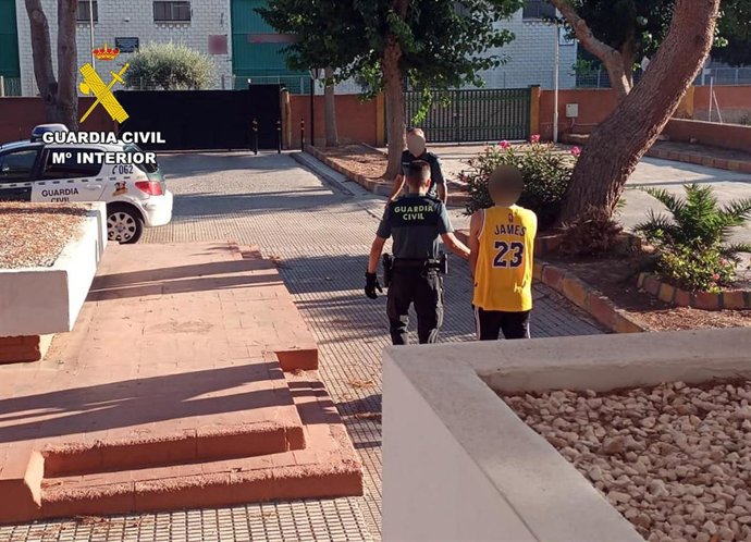 Guardia Civil detiene a un individuo por una agresión sexual a una menor en unos baños públicos en Fuente Álamo