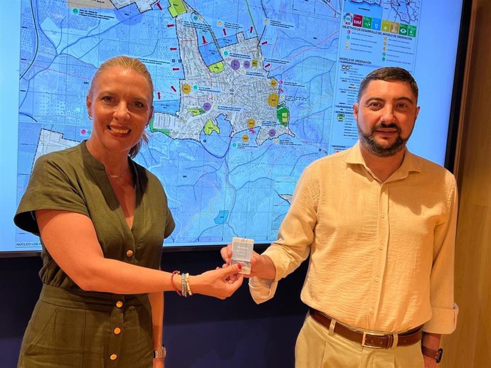 La diputada de Fomento e Infraestructuras, Nieves Atencia, entre el eAvance del Plan Básico de Ordenación Municipal del municipio malagueño de Colmenar al alcalde de la localidad, José Martín García.