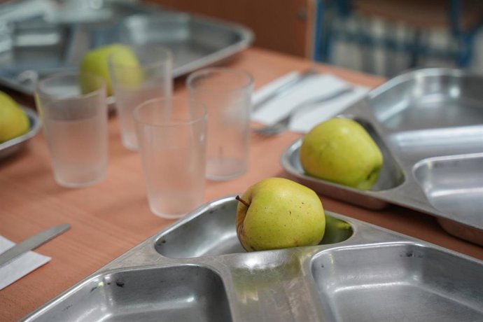 Archivo - Detalle de una de las bandejas de la comida de los alumnos de un colegio.
