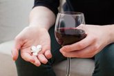Foto: ¿Se puede consumir alcohol si estás tomando un fármaco? Farmacéuticos alertan sobre sus peligros