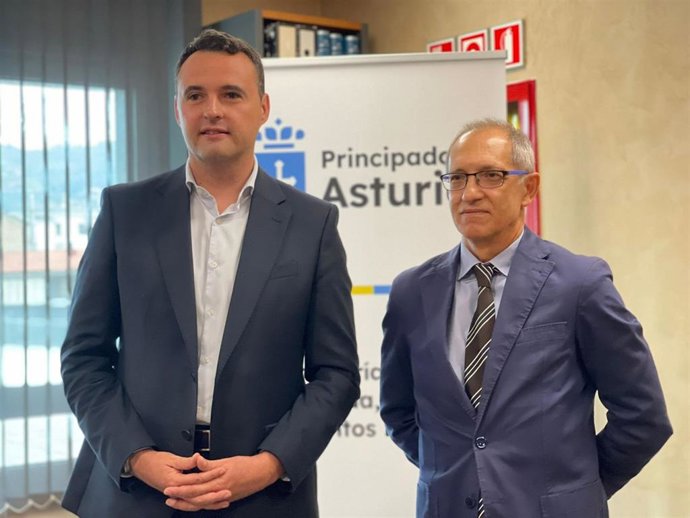 El consejero de Hacienda, Guillermo Peláez, y el fiscal superior de Asturias, Gabriel Bernal del Castillo.
