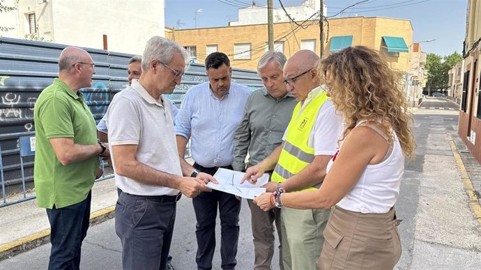 El alcalde de Ciudad Real, Francisco Cañizares, visita las obras de accesibilidad que han comenzado a acometerse en la calle Ángel.