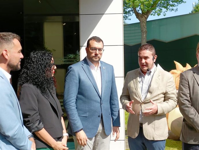 El presidente del Principado de Asturias, Adrián Barbón, durante su visita institucional a la 68 Feria Internacional de Muestras de Asturias (Fidma), en el recinto ferial gijonés 'Luis Adaro'.