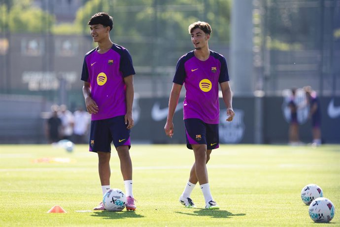 17 de julho de 2025, Barcelona, Espanha: BARCELONA, ESPANHA - 17 DE JULHO: Pedro Fernandez "Dro" e Toni Fernandez durante a sessão de treinamento do FC Barcelona no Camp Tito Vilanova em 17 de julho de 2025 em Barcelona, Espanha