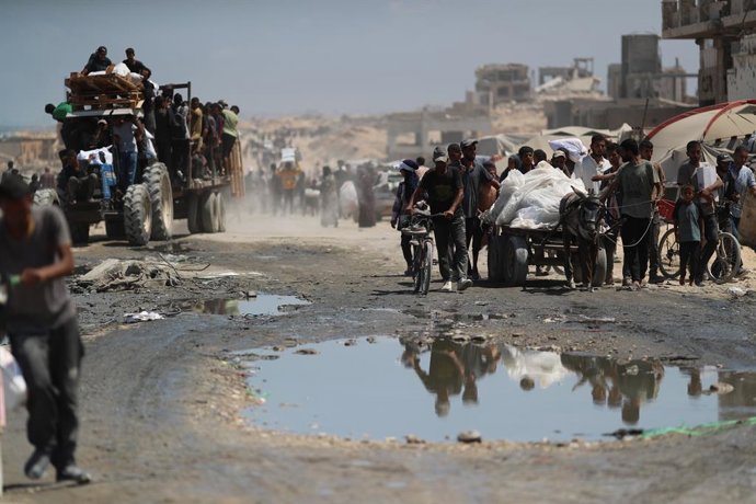 August 7, 2025, Gaza City, Gaza Strip, Palestinian Territory: Palestinians flock to the Zikim crossing to acquire limited flour and basic food aid as hunger crisis worsens with the ongoing Israeli blockade in North Gaza, Gaza on August 07, 2025
