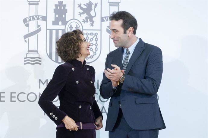 Archivo - La nueva vicepresidenta primera y ministra de Hacienda, María Jesús Montero, y el nuevo ministro de Economía, Comercio y Empresa, Carlos Cuerpo, durante el acto de traspaso de la cartera de Economía, Comercio y Empresa, en el Ministerio de Econo