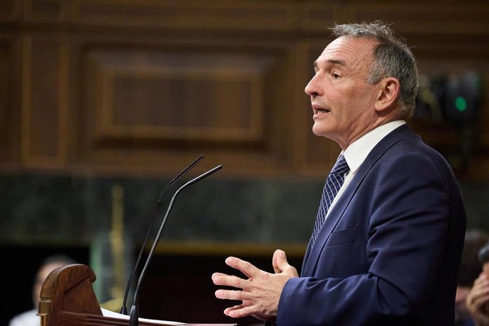 El diputado de Sumar Enrique Santiago durante un pleno extraordinario, en el Congreso de los Diputados, a 9 de julio de 2025, en Madrid (Espa帽a).