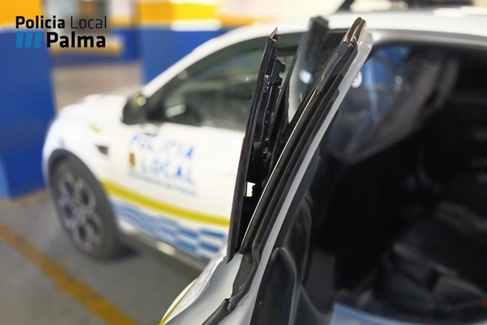 Imagen del vehículo policial con graves desperfectos