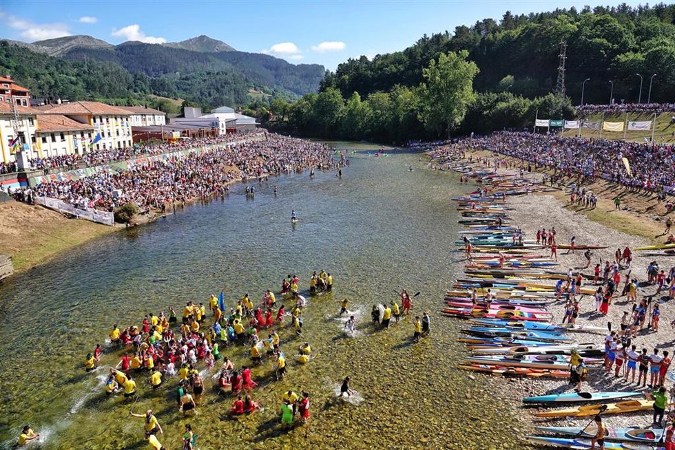 Archivo - Numerosas personas participan en la 85 edición del Descenso Internacional del río Sella desde  Arriondas a Ribadesella , a 5 de agosto de 2023, en Arriondas - Ribadesella , Asturias (España). 
