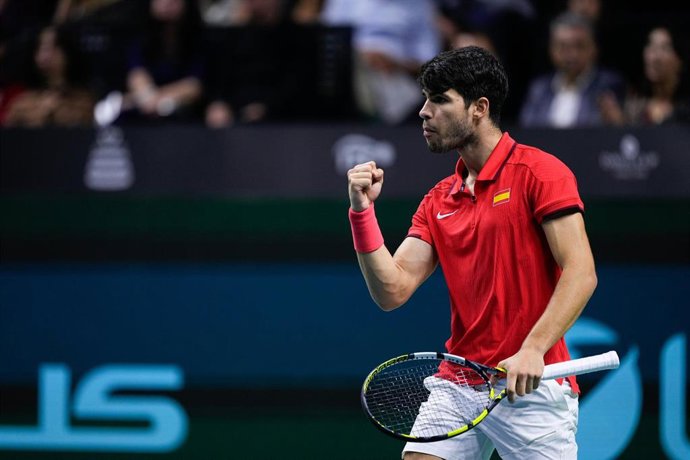 Archivo - Carlos Alcaraz celebra un punto en la Copa Davis 2024