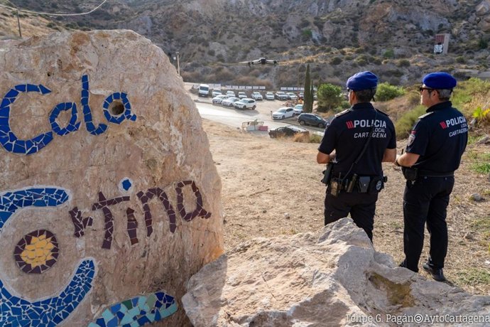 Policía Local intensifica la vigilancia en las zonas costeras para prevenir el consumo de alcohol en la vía pública en Cartagena
