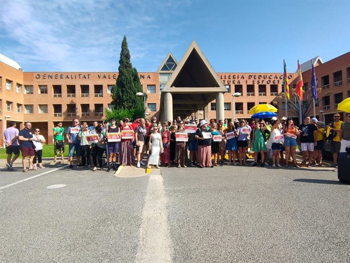 Archivo - Imagen de una concentración en València contra los recortes en FP