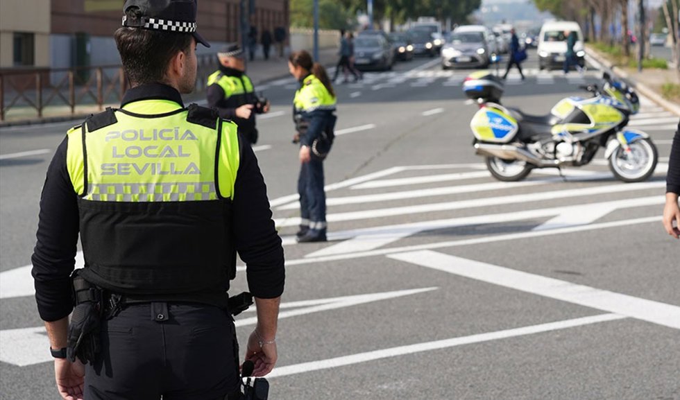Archivo - Policías locales durante un corte de tráfico. Imagen de recurso.