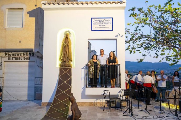 Acto de inauguración del monumento a la Virgen de Fátima en la Plaza de la calle Carrera Virgen del Socorro de Tíjola (Almería).