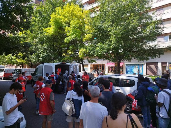 Personas procedentes de Mali a la espera de asilo en el barrio de Amara Berri de San Sebastián son trasladadas por Cruz Roja a Oñati.