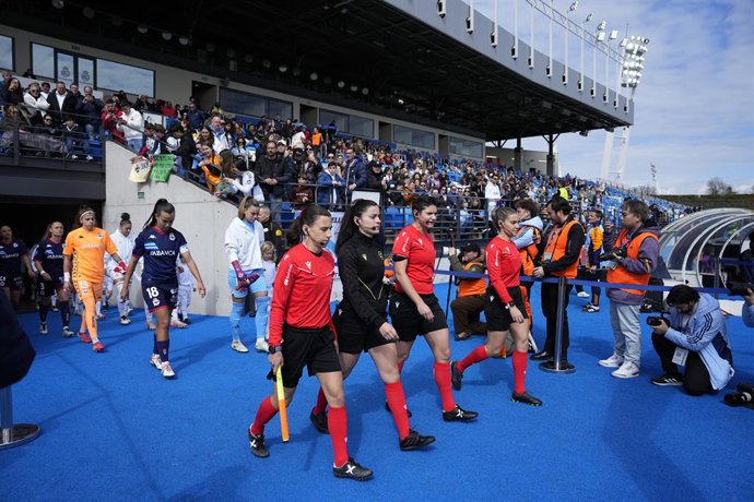 Archivo - Árbitros entram em campo durante a partida de futebol da Liga F do Campeonato Espanhol Feminino, disputada entre o Real Madrid e o Deportivo Abanca no estádio Alfredo Di Stefano, em 15 de março de 2025, em Valdebebas, Madri, Espanha.