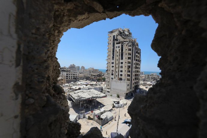 August 4, 2025, Gaza City, Gaza Strip, Palestinian Territory: Palestinian families who cannot find a place to stay in Gaza City are struggling to survive under difficult conditions in makeshift tents they have set up in Gaza City. As a result of more than
