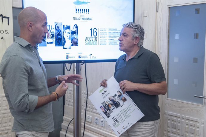 El alcalde de Prádena, Ismael Masedo (izda) con el diputado de Cultura, José María Bravo, presentan el festival