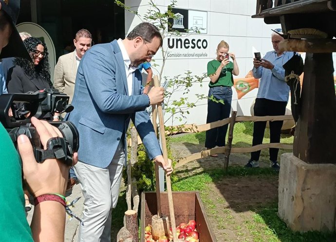 El presidente del Principado de Asturias, Adrián Barbón, durante su visita institucional a la 68 Feria Internacional de Muestras de Asturias (Fidma), en el recinto ferial gijonés 'Luis Adaro
