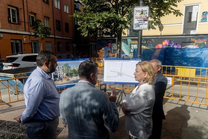 La delegada de Obras y Equipamientos, Paloma García Romero, y el concejal de Centro, Carlos Segura (i), visitan las obras de remodelación en la plaza del Rastrillo.