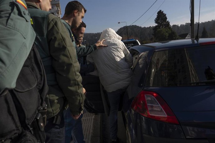 Archivo - Agentes de la Guardia Civil llevan al presunto asesino del joven Soufian.
