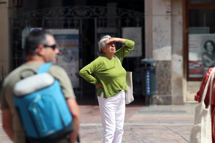 Viandantes soportan las altas temperaturas por las calles de Málaga, A 7 de agosto de 2025 en Málaga, Andalucía (España). 