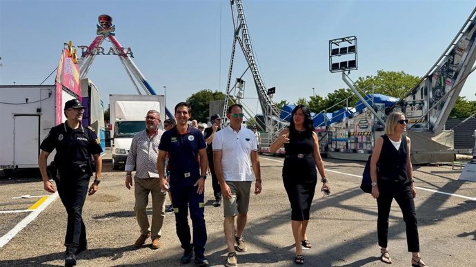La alcaldesa de Huesca, Lorena Orduna, visita el recinto ferial.