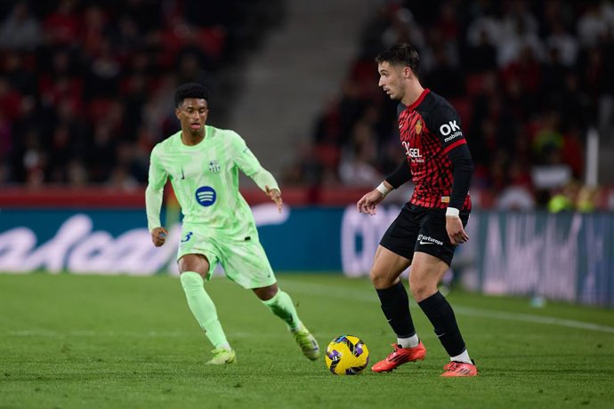 Archivo - Alejandro Balde of FC Barcelona competes for the ball with Valery Fernandez of RCD Mallorca during the LaLiga EA Sports match between RCD Mallorca and FC Barcelona at Son Moix on December 3, 2024, in Palma, Spain.