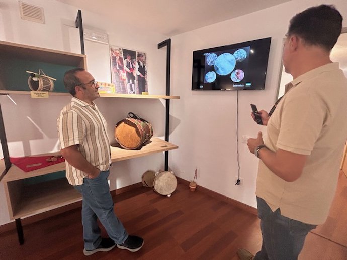 El presidente de la Diputación de Cáceres, Miguel Ángel Morales, visita el Museo del Tamborilero.