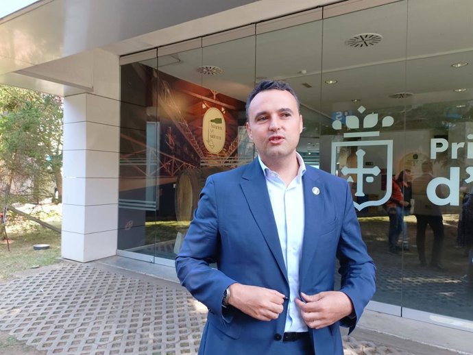 El consejero de Hacienda, Justicia y Asuntos Europeos del Principado de Asturias, Guillermo Peláez, el pabellón del Principado del recinto ferial gijonés 'Luis Adaro', durante la 68 Feria Internacional de Muestras de Asturias.