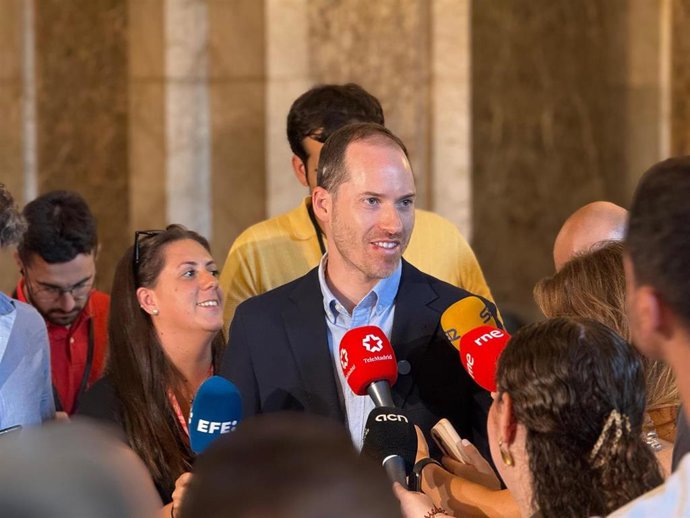 El portavoz del PP en el Parlament, Juan Fernández, ha tachado este viernes de "timo" el primer año del presidente de la Generalitat, Salvador Illa, al frente del Govern.
