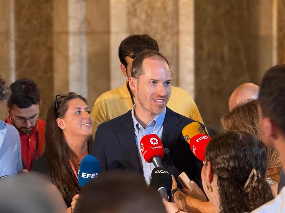 El portavoz del PP en el Parlament, Juan Fernández, ha tachado este viernes de "timo" el primer año del presidente de la Generalitat, Salvador Illa, al frente del Govern.