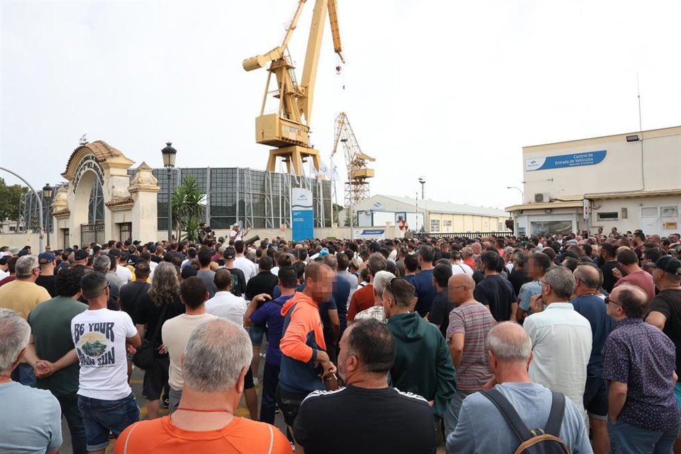 Archivo - Trabajadores del metal durante la huelga indefinida a las puertas de los astilleros de Cádiz. ARCHIVO.