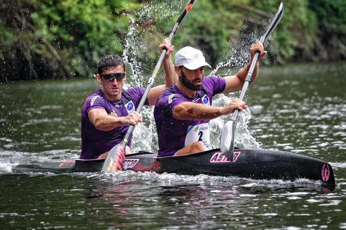 Archivo - Los primeros clasificados de K2, Walter Bouzán (derecha) y Adrián Martín (izquierda).