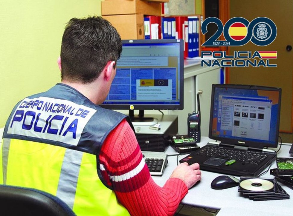 Archivo - Policía nacional en investigación de delitos tecnológicos