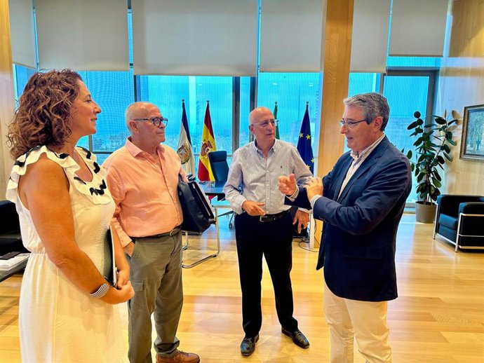 El presidente de la Diputación, Francisco Salado, acompañado por la vicepresidenta de Ciudadanía y Equilibrio Territorial, Antonia Ledesma, recibe en la sede de la Diputación al presidente en Málaga del Teléfono de la Esperanza, Juan Sánchez Porras.