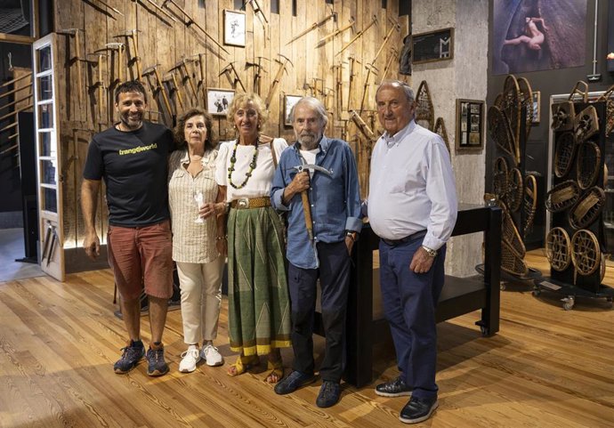 El alpinista César Pérez de Tudela visita Mendietxe Museoa en Azpeitia (Gipuzkoa)