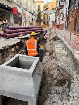 Desa refuerza las redes de baja tensión en el entorno de la céntrica calle Regina