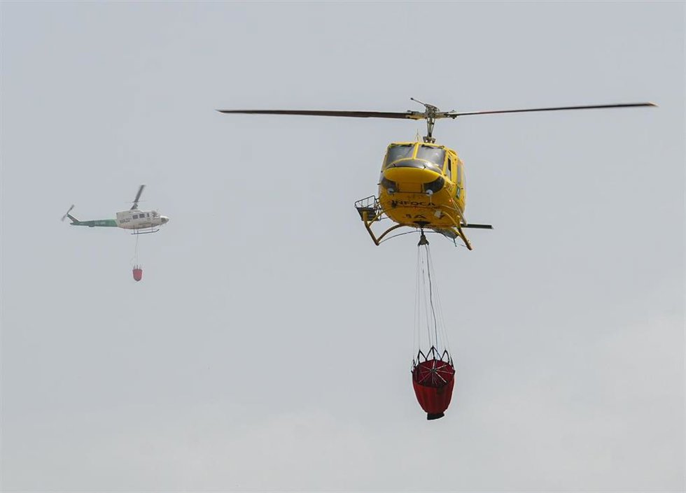 Los medios aéreos actúan en el incendio en Tarifa, A 6 de agosto de 2025 en Tarifa, Cádiz (Andalucía, España).